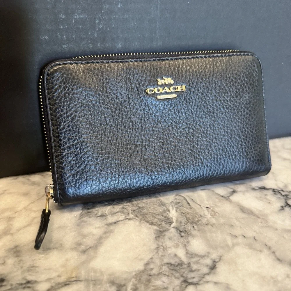 COACH Medium ID Zip Wallet Black Pebble Leather w Gold Hardware